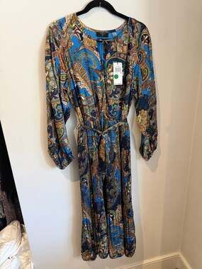 T Tahari Royal Paisley Long Sleeve Pleated Midi Dress size m 47” long NEW